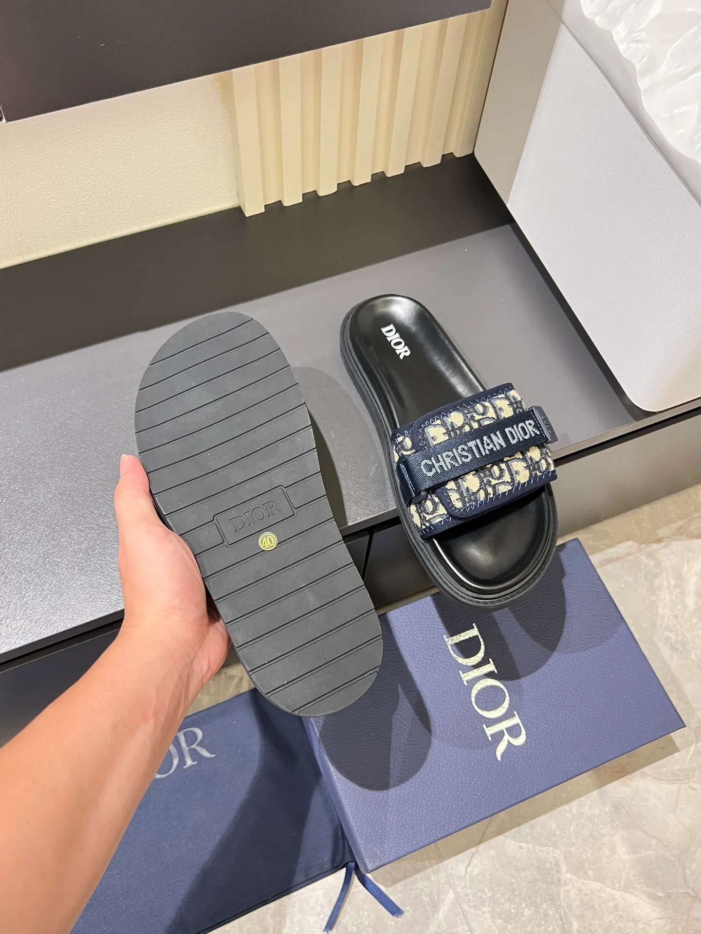 Men's men's shoes 💰p300 Size 38-45 Dior Dior's latest H-Town series Oblique thick sole slippers sandals Original purchase development and production This Dior H-Town sandals pay tribute to the classic logo of sports style and highlight Dior's high-end spirit. Crafted from black rubber with a beige and black Oblique printed upper, it's accentuated with tonal calfskin details. The rubber sole incorporates a variety of elements and is embellished with the Dior logo for a refined, futuristic look. Can be worn with shorts or jeans. Comes with exquisite packaging at the counter 🛍📦 ▪️ Fabric: Original customized imported Oblique embroidery ▪️ Lining: Imported soft sheepskin ▪️ Sole: Original molded ultra-light foam material ▪️ Bottom thickness: 4CM
